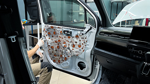 Оклейка технологических отверстий дверей виброизоляцией Хонда Н-ВГН